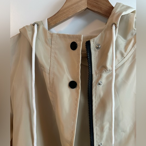 Waterproof raincoat - Picture 3 of 4